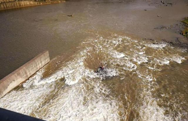 民警|达州一男子钓鱼不成反被钓,坐等民警来救,夏季钓鱼要注意这些事