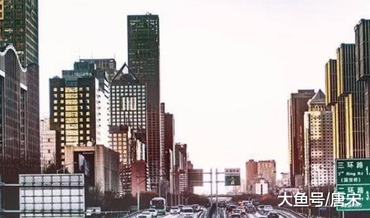 「星巴克」“我在星巴克坐了三个月”：那些假装上班的被裁中年人