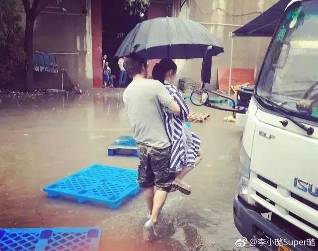 「贾乃亮」求婚现场，贾乃亮哭成泪人：“我依然相信爱情”