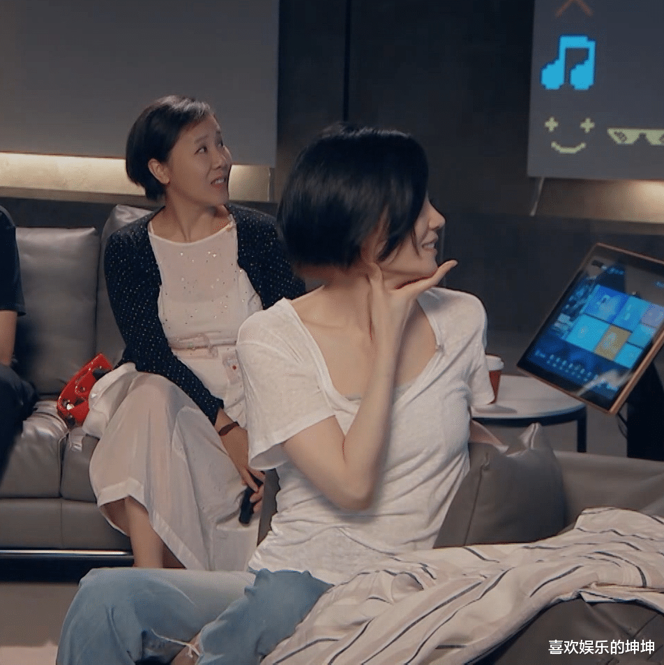 王菲|51岁王菲久违复出为捞金？带前夫蹦迪带李嫣喝酒染头，天后沉迷恋爱放飞自我！