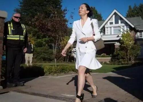 孟晚舟|姐姐孟晚舟脚带镣铐,妹妹姚安娜登芭莎封面,爸爸任正非左右为难