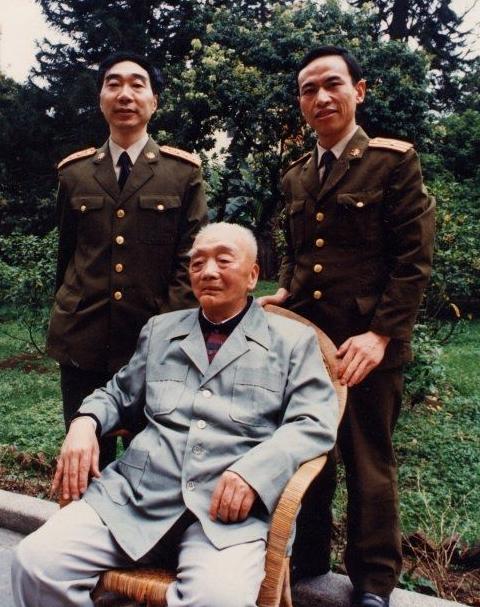 白起|淮海战役庆功宴上，他怒掀邓小平酒桌，为何仍屡次得到邓公提拔？