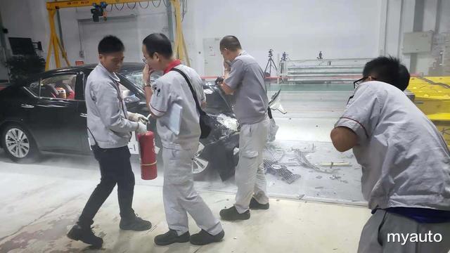 日产天籁|“火”了!东风日产天籁碰撞测试出现意外 难道还是开关问题?