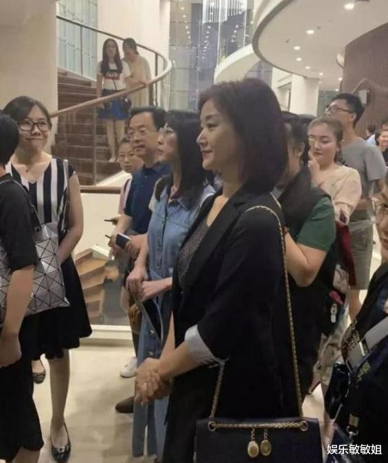 『音乐会』54岁宋祖英近照曝光，只身一人来听音乐会，网友：怎么还没变老