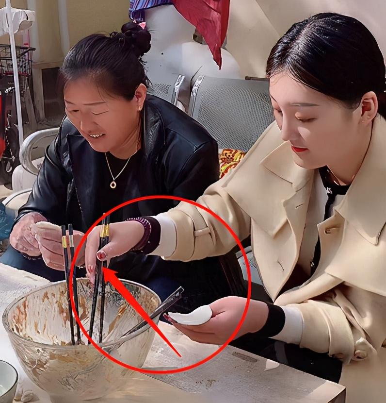 朱之文|大衣哥儿媳开始洗白？因不干活被批，直播包饺子一手美甲十分抢眼