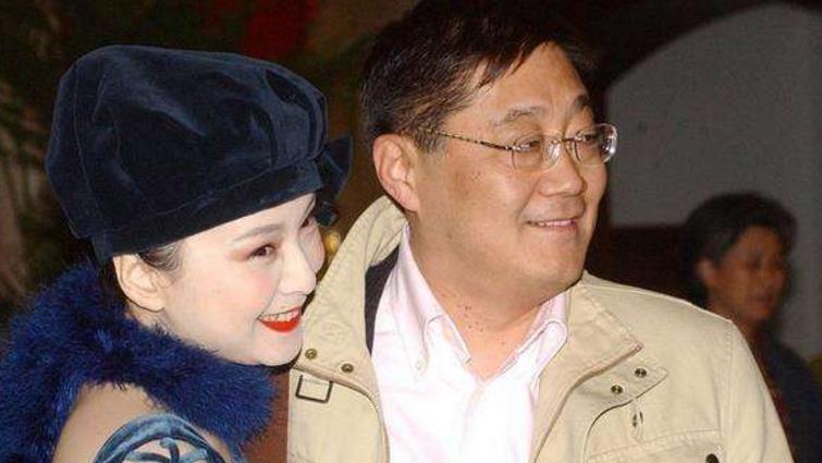 赵薇|结婚23年没做过家务，丈夫在狱中离世，独自一人还清千万债务！