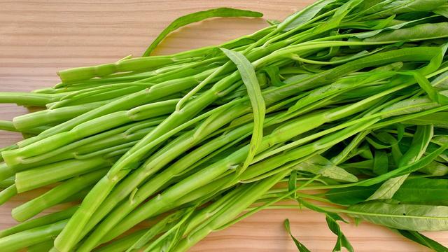 小米辣▲夏天多吃这道菜,防暑解热又排毒,2块钱能炒一大盘,很下饭!