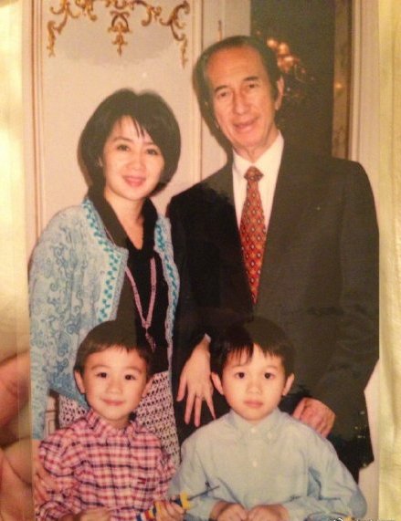 「劳斯莱斯幻影」赌王奢华座驾曝光！钱不钱的不重要，主要是这车牌太霸道