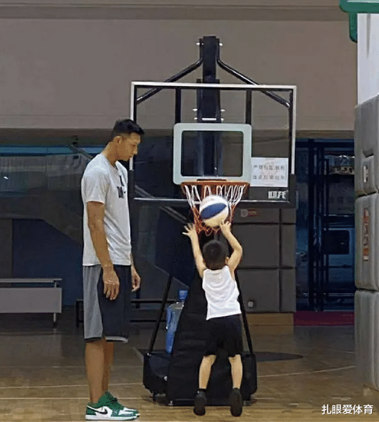 易建联■易建联大儿子打球被曝光！姿势不输老爸，国籍不是中国引热议