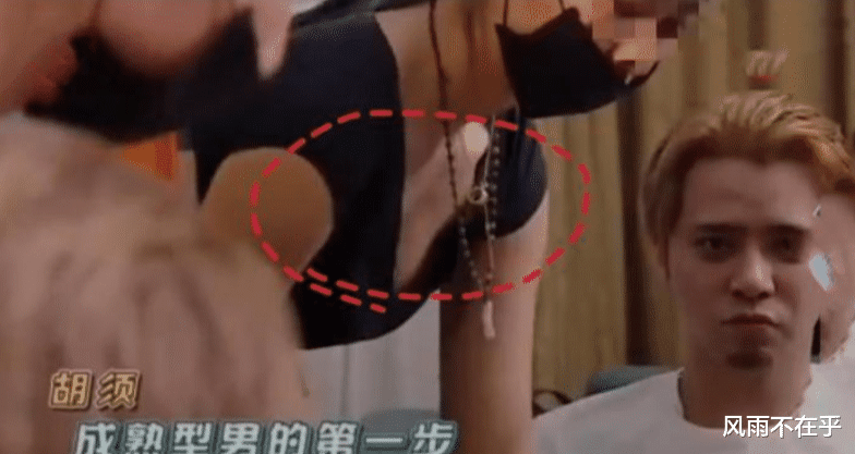 罗志祥▲罗志祥事件再添新料，女化妆师弯腰为其化妆，这衣服是在开玩笑吗？