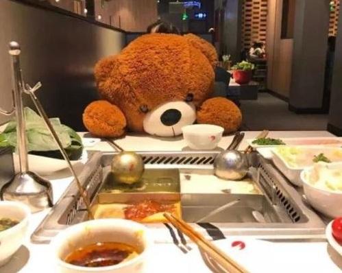 「火锅」海底捞又现“逆天吃法”，服务员看了都翻白眼，网友：直接撵走！