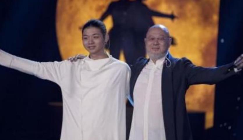 霍尊：有一种整容叫霍尊留短发，和长发的样子判若两人，网友：太帅了吧