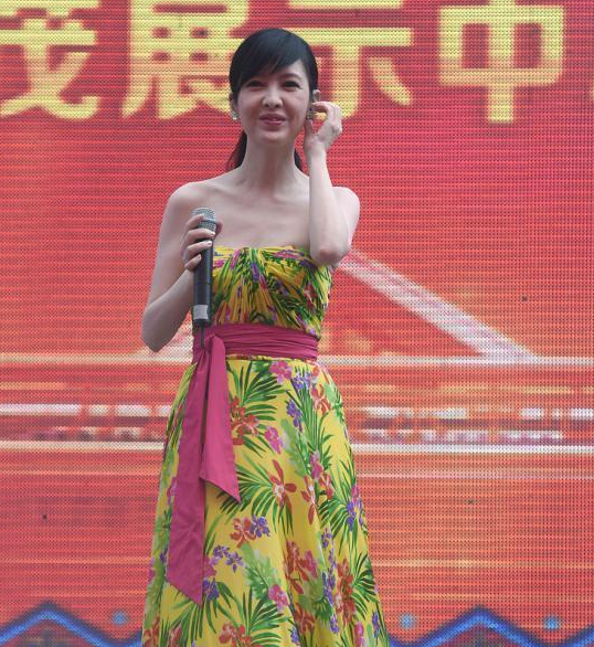 52岁周慧敏真实颜值曝光修图前后差异大这才是50岁该有的样子