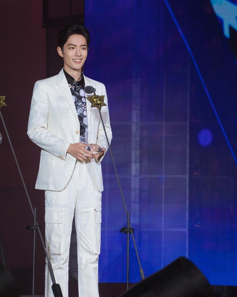 肖战▲肖战终于露面!屏幕里的人笑中带泪,屏幕外的人早已泣不成声