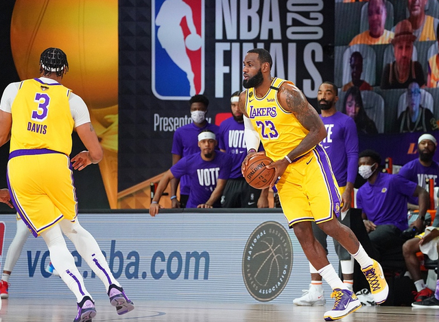 湖人队|湖人节末发力，热火被瞬间击溃！霍华德缔造历史，詹眉合砍27分