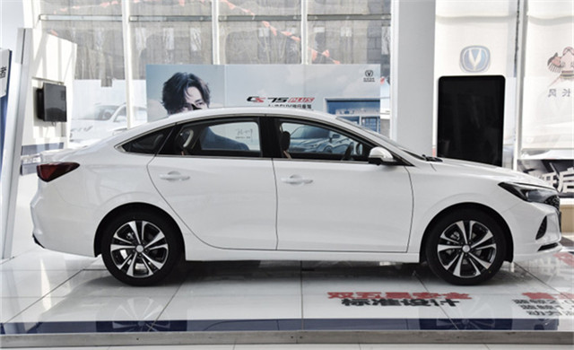 长安逸动|好开不贵的国产轿车，配四缸1.6L和蓝鲸1.4T，外观很漂亮