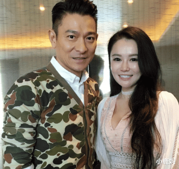 刘德华：刘德华和邹市明夫妇合影有多“尴尬”？看起很亲密，背后镜子说明一切