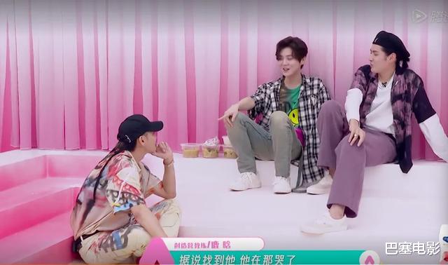 【吴亦凡】台下好兄弟，台上尬到脚趾抓地，“归国三子”世纪同台大写的尴尬