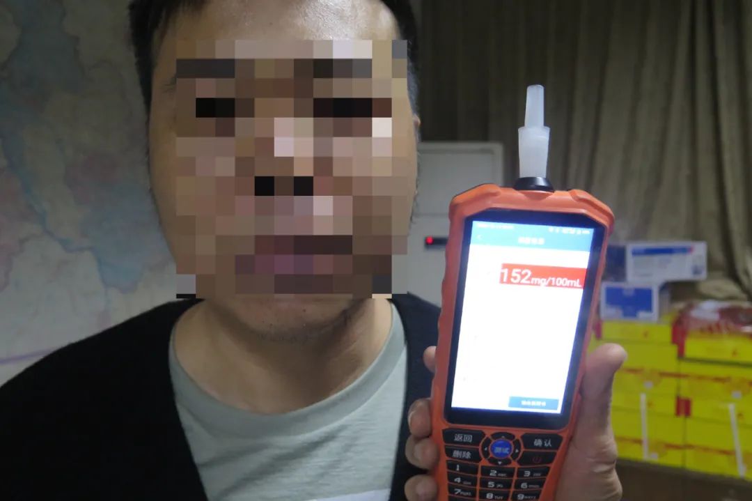 南海狮山 狮山一男子深夜连撞两车后，竟在车上做这事丨假期严查酒驾