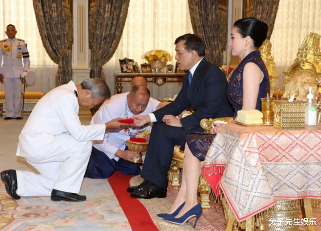 发型|42岁苏提达终于换发型，盘高发髻老气又显胖，与68岁泰王配一脸