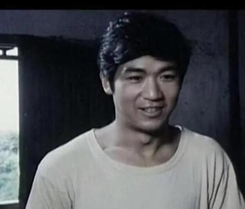 誉王|1972年，张国立与尸体同睡4晚，留下一生阴影，头发掉光差点抑郁