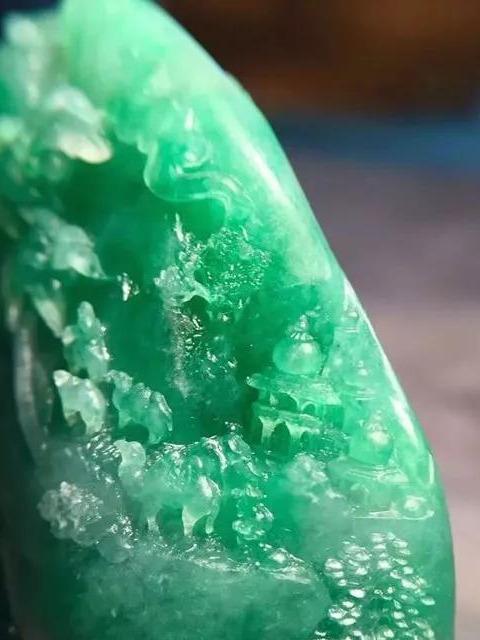 飘花翡翠：一块带色飘花翡翠片料雕刻商旅不绝景象的丝绸之路——雄伟壮观