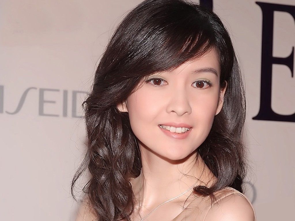 伍咏薇|21岁嫁51岁富豪，婚后13天守寡继承数亿遗产，今依旧美丽