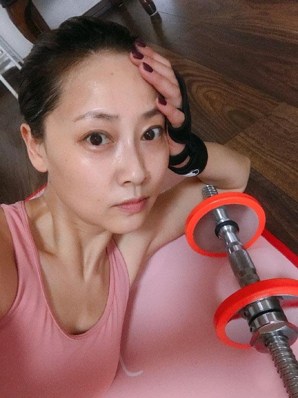张卫健：她在33岁时嫁张卫健，疯狂打“排卵针”变40大妈，如今却美成18岁少女！