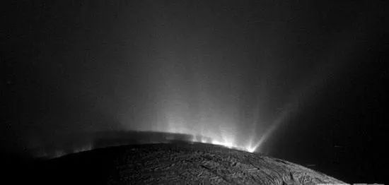 土卫二▲土卫二发现一个酷似飞船的物体，其内部与地球环境相似，科学家：可能存在生命