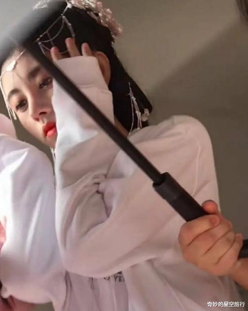 鞠婧祎|鞠婧祎路透图如路人，肤色白到令人傻眼，网友：面粉糊了几层？