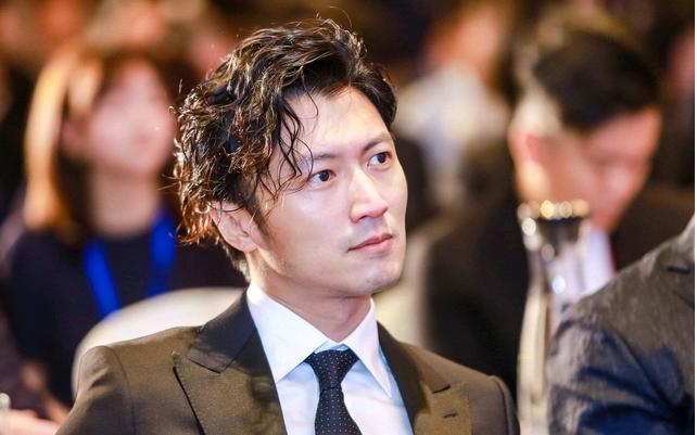 刘德华|天王刘德华怎么也没想到，年少亲的那个孩子，长大后把他踢下神坛