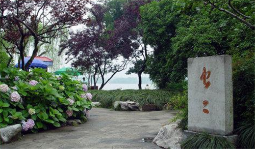 ：“虫二”是什么意思，为何在泰山，在西湖都有出现？