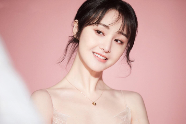 郑爽|“白莲花”郑爽惹众怒，被叫滚出娱乐圈，原来张翰早看穿她真面目