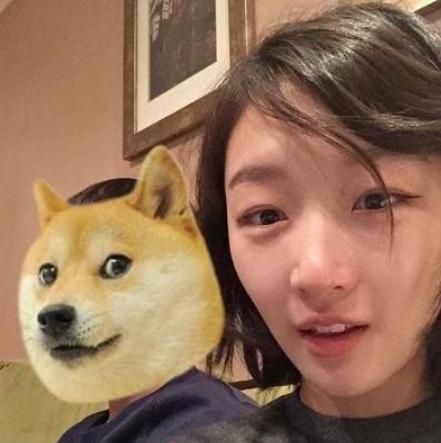 周冬雨晒出自己的豪宅，家里也太乱了吧，客厅里鞋子都乱扔