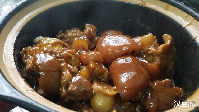 【烧烤】酱焖猪脚的做法，鲜香美味又下饭，味道很棒的一道家常菜