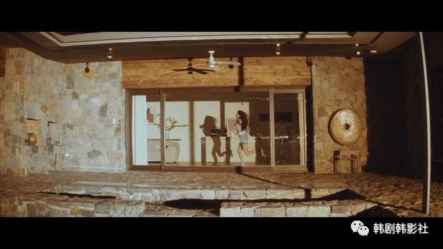 「eight」IU邀BTS SUGA合作《eight》 离世好友“客串”MV直催乐迷泪腺