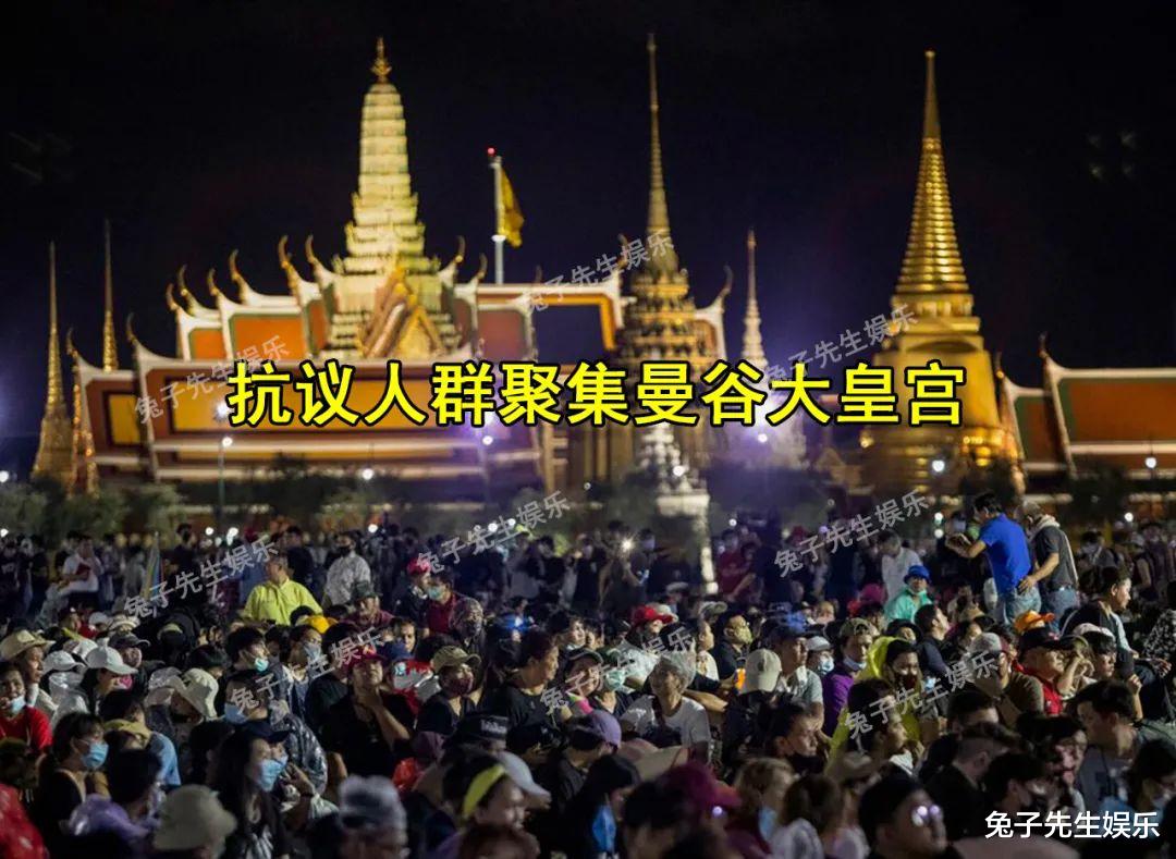 泰國抗議者穿露臍小背心，嘲笑國王騎行服裝，要求削弱泰王勢力！-圖3