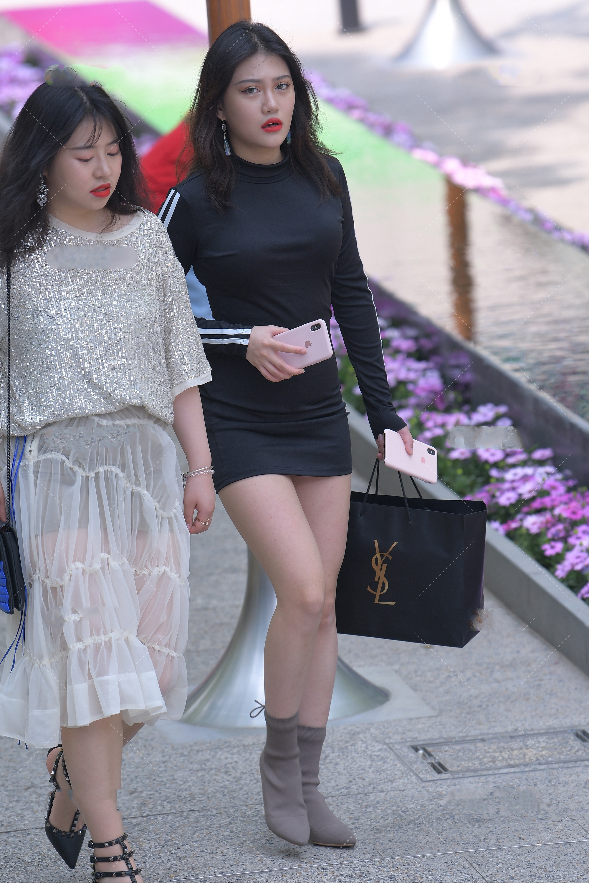 穿衣搭配|修身连衣裙精致十足，搭配灰色高跟靴，尽显小女人气息