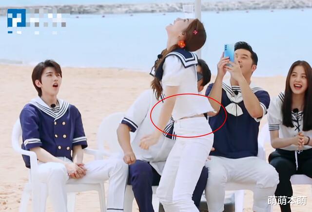 Angelababy|《奔跑吧》baby玩游戏，起身时腹部线条瞩目，我没看错吧？