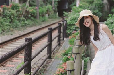 ▲她是“最美支教教师”，9岁被摘除右眼球，单眼失明，却从未自卑