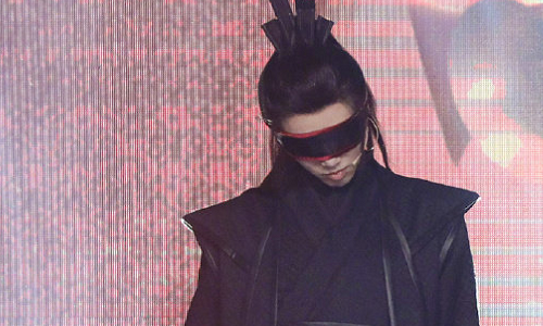 『关晓彤』同样是整理衣服：贾玲用椅子挡着，谁注意关晓彤咋做？镜头拍着呢