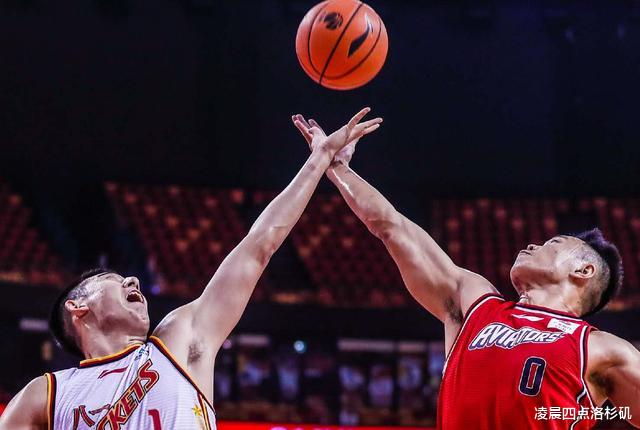 八一男篮|大爆冷!付豪轰32+17打疯了,王治郅振臂怒吼,八一拒绝40负