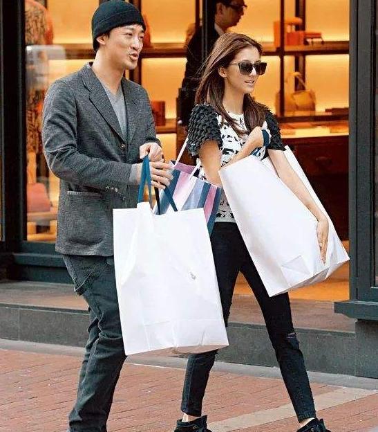 刘銮雄|27岁吴千语“接棒”刘銮雄,堪称“富豪狙击手”,如今怎么样了