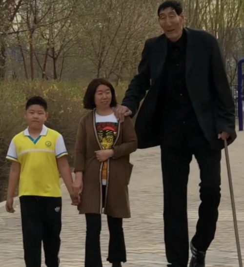【苏联】12年前，中国第一巨人不顾大夫反对，坚持要生娃，如今儿子长这样