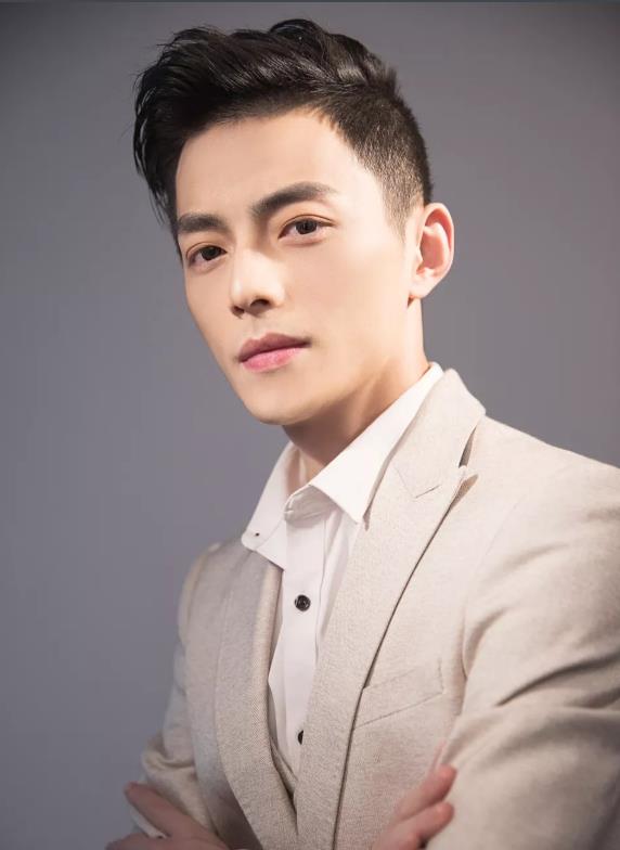 游戏主播@LOL智勋遭女陪玩“套路”直播间被警告，陪玩照片有风险，主播需谨慎