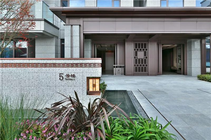 「」洗尽铅华承国风之韵，以新中式建筑之精髓将传统与现代结合，再现中国古典大宅之神韵！