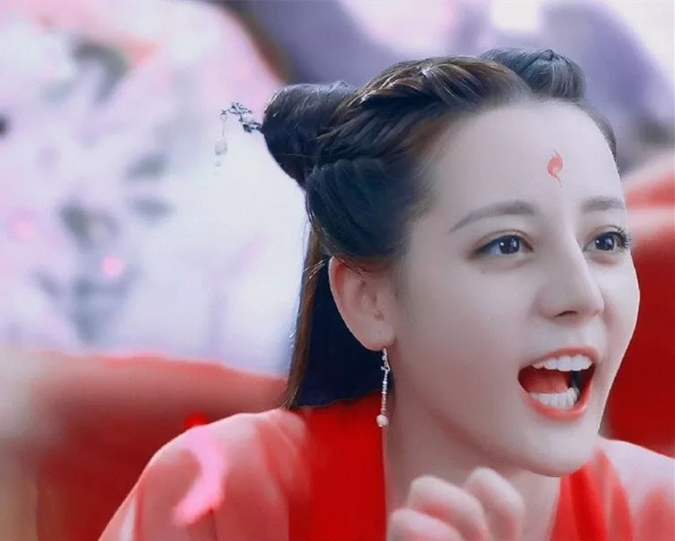 迪丽热巴|唐嫣的接班人是陈钰琪，杨幂的接班人却不是迪丽热巴，竟然是她