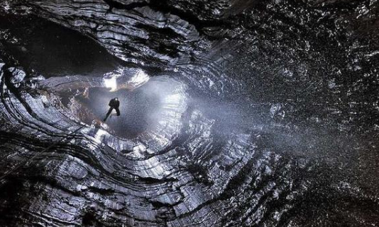 「猛犸象」地下世界真的存在?前美国海军上将意外进入,还发现了猛犸象