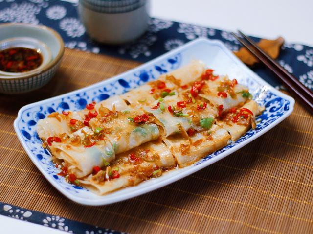 玉米▲教你肠粉的简单做法，米皮Q弹，内馅鲜香，蘸酱汁一口一口吃不够