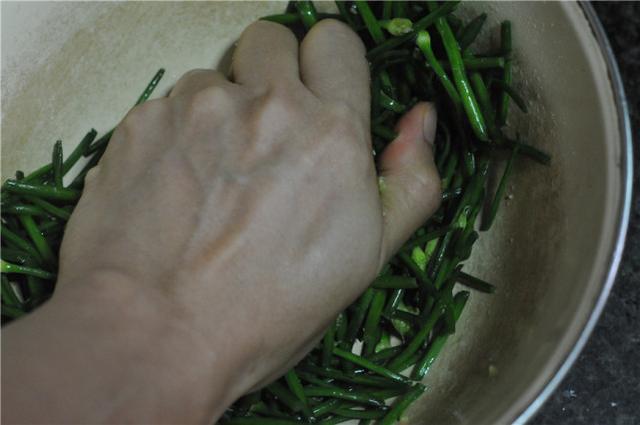 韭菜|中秋前后，遇此菜别手软，放得越久越好吃，配碗米饭，比肉还香！